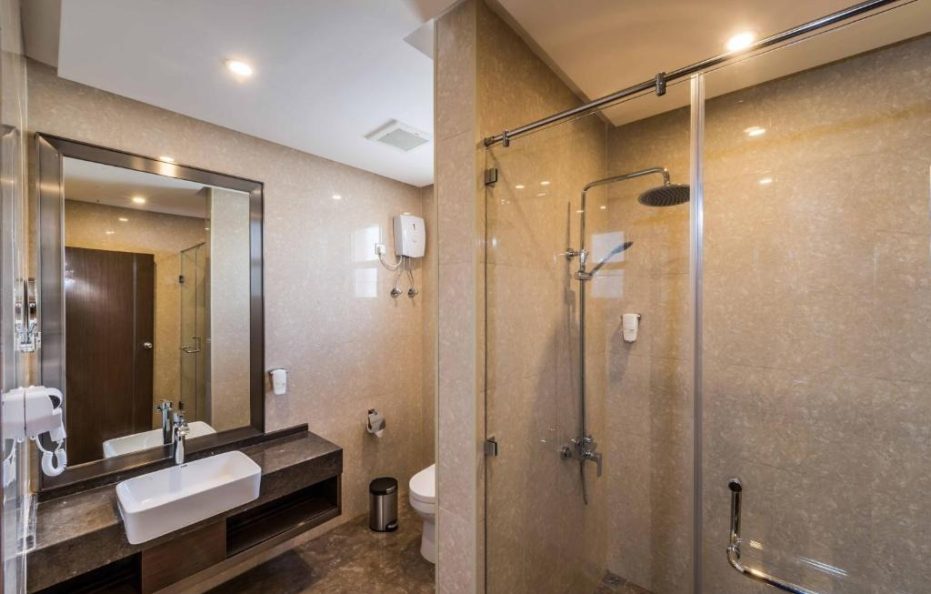 عابر الياسمين