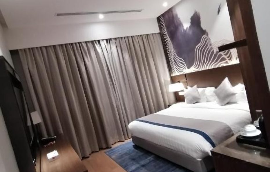 عابر الياسمين