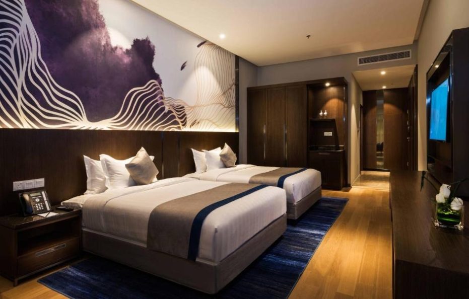 عابر الياسمين