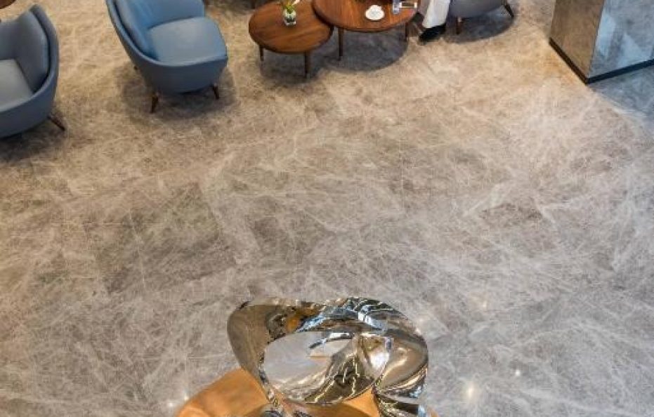 عابر الياسمين