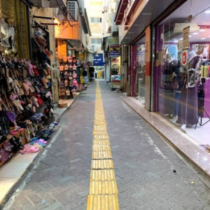 صورة سوق الحب في الدمام، السوق الشعبي القديم الذي يعرض منتجات تراثية ويجذب الزوار بأجوائه الشرقية الأصيلة.