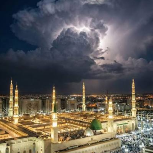 صورة المسجد النبوي في المدينة المنورة، أحد أهم المعالم الإسلامية وقبلة للزائرين من مختلف أنحاء العالم.