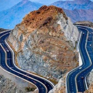 صورة منطقة الهدا في الطائف، وتظهر فيها الجبال الخضراء والطرق الجبلية الملتوية التي تمنح المكان طابعًا طبيعيًا مميزًا.