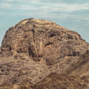 صورة جبل النور في مكة المكرمة، الجبل الذي يضم غار حراء ويُعد من أهم المعالم التاريخية المرتبطة ببداية الدعوة الإسلامية.