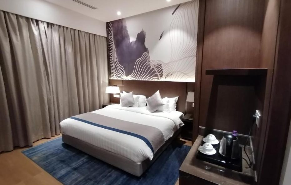 عابر الياسمين