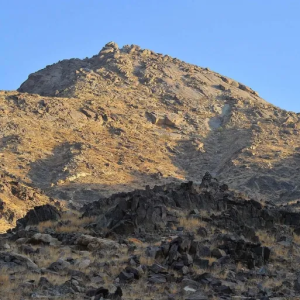 صورة جبل ثور في مكة المكرمة، أحد أهم المعالم التاريخية المرتبطة بهجرة النبي محمد ﷺ، ويظهر الجبل بقمته الشهيرة وسط تضاريس مكة الطبيعية.