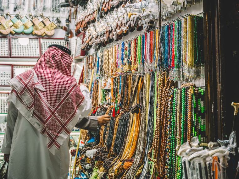سوق شعبي في جدة التاريخية والمباني الحجازية القديمة